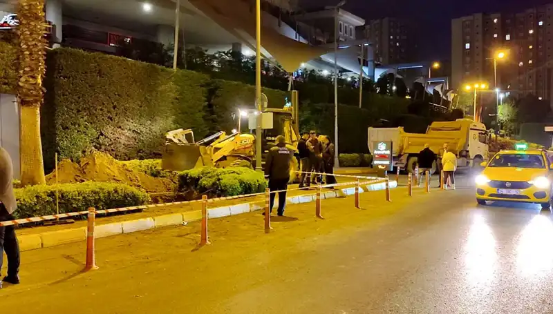 AVM Girişinde Doğalgaz Sızıntısı: Panik İçinde Kaçış