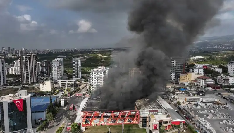 Mersin'de Fabrika Yangını Korkuttu: TOMA ile Yangın Söndürme Mücadelesi