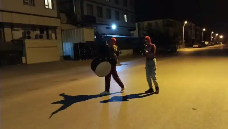 Erzincan Sokaklarında Sahur Coşkusu: "Örümcek Adamlar" Davul Zurna İle Eğlenceyi Taşıyor