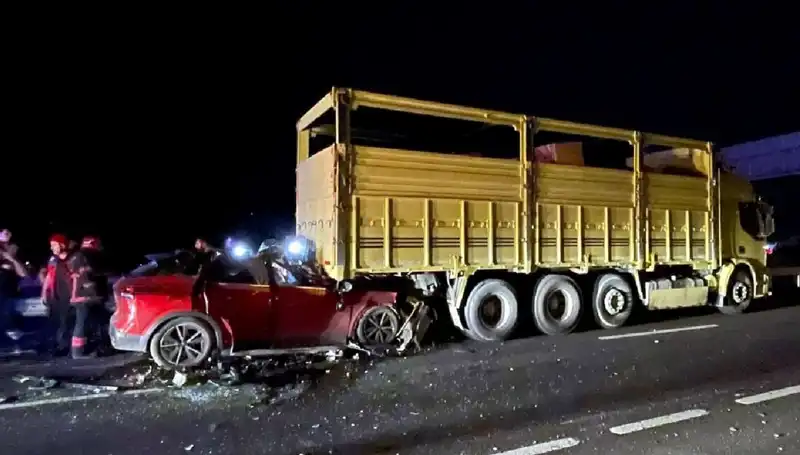 Kamyona Çarpan Aracın Sürücüsü Hayatını Kaybetti: Kaza Detayları Ortaya Çıktı