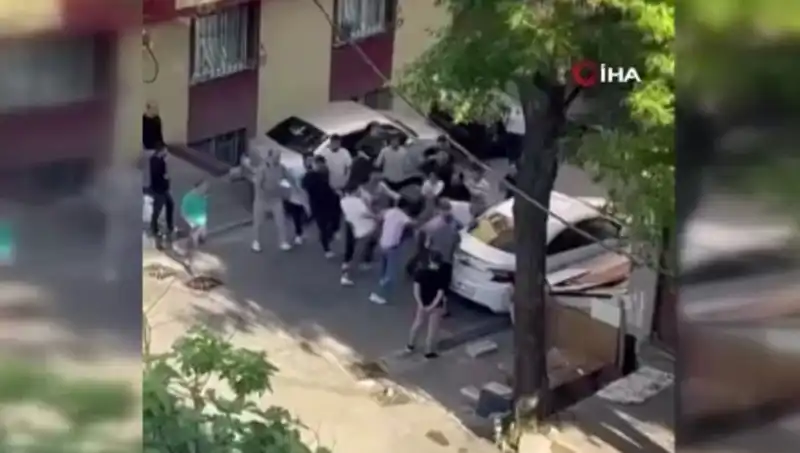 Kapıları Zorlayan Madde Bağımlısına Meydan Dayak: Guvenlik Görevlileri Olayı Fırşata'a Dönüşüyor