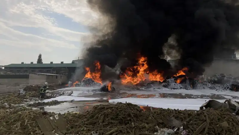 Gaziantep’te Geri Dönüşüm Tesisi Yangını: 3 Yaralı, Büyüyen Tehlike