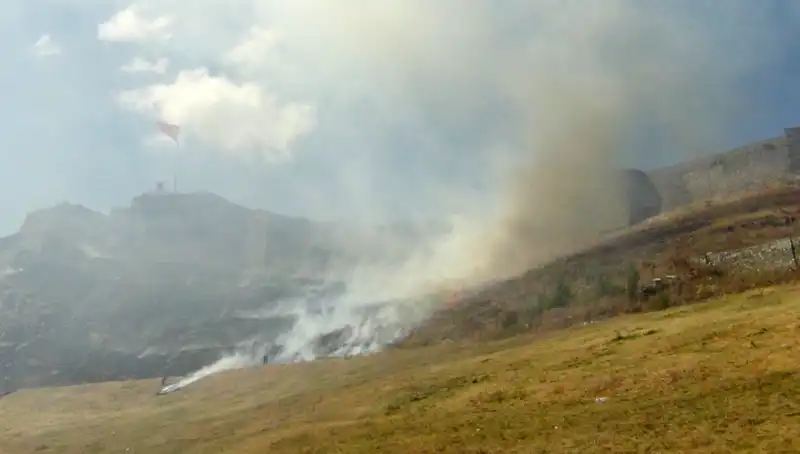 Kars Kalesi Etrafında Patlayan Anız Yangını: Doğa ve Tarih Tehlikede