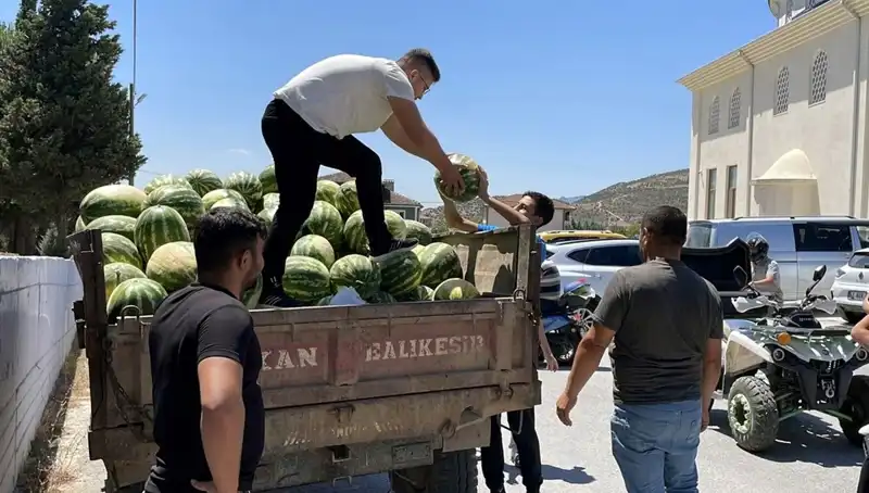 Mahallede Bayram Havası Estiren Karpuz Dağıtımı Büyük İlgi Gördü