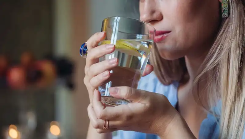 Aç Karnına 1 Litre Su İçmenin Mucizeleri: Her Sabah Yapmanın Faydaları