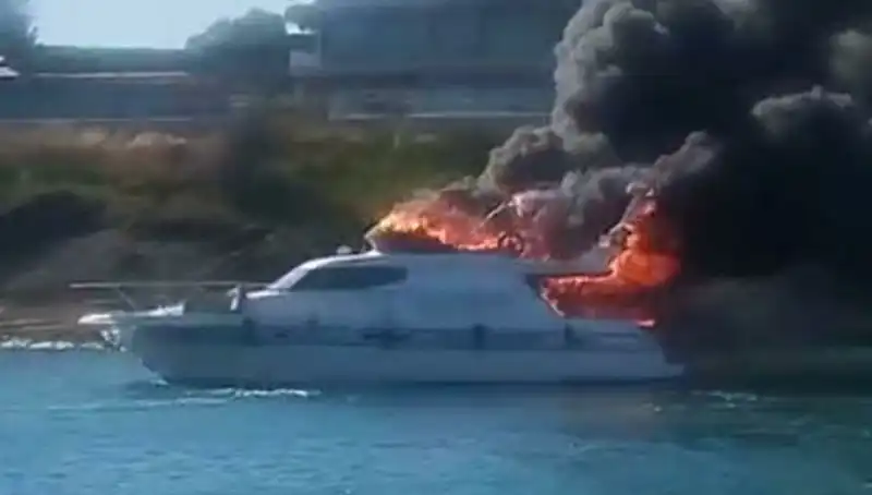 Çeşme'de Yat Yangını: Marinada Büyük Panic Yaratıldı