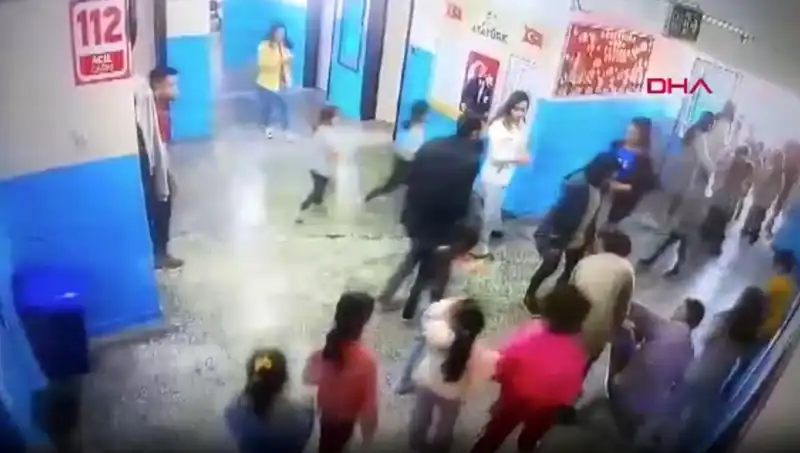 Okulda Bayılan Öğrenciyi Müdür Yardımcısı Anında Kurtardı