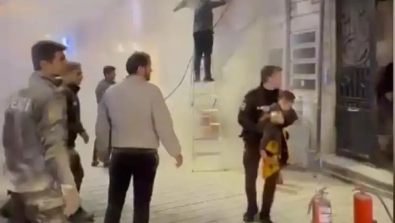 Beyoğlu’ndaki Büfe Yangınında Mahsur Kalan Çocuk Başarıyla Kurtarıldı