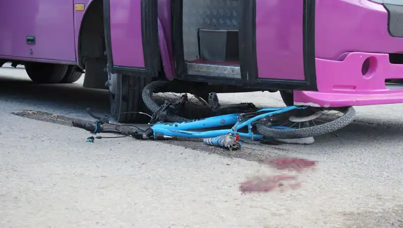 Bisiklet sürerken hayatıyla oynayan çocuk, otobüs altında kaldı
