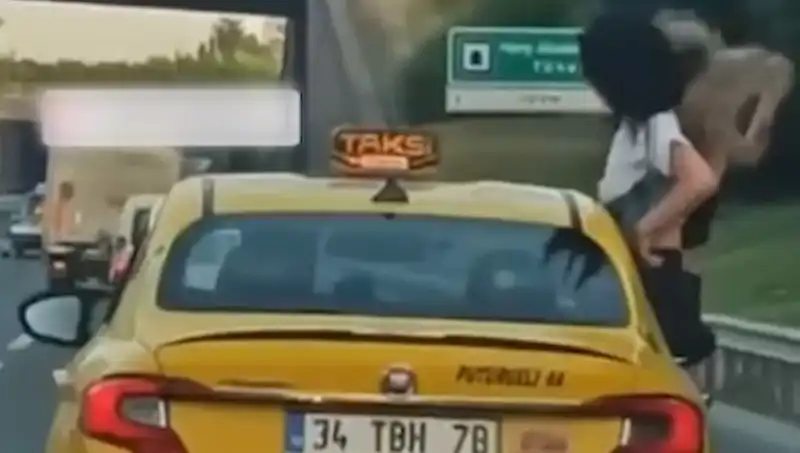 TEM Otoyolu'nda Şoke Eden Anlar: Taksinin Camından Sarkan Gençler Dikkat Çekti