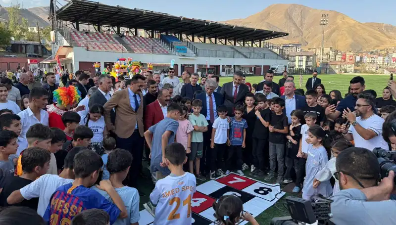 Hakkari’de Renkli Anlar: Anadolu Şenliği Coşkuyla Başladı!