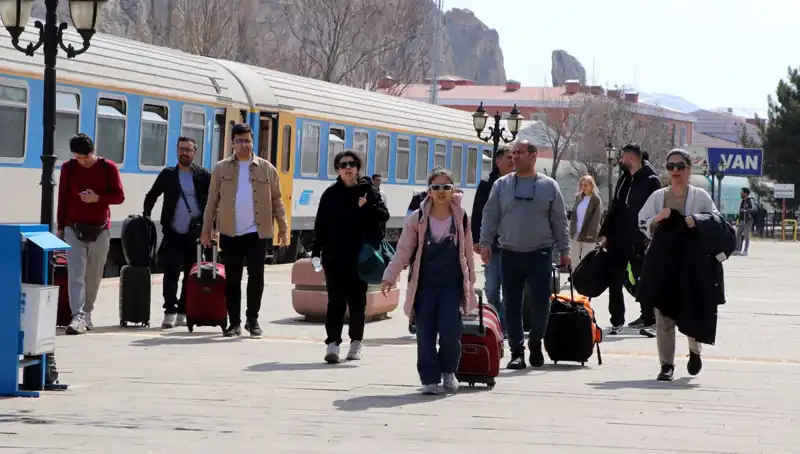 İranlı Turistlerin Nevruz Kutlamaları İçin Van'a Yoğun İlgi Gösterdiği Gözlemlendi