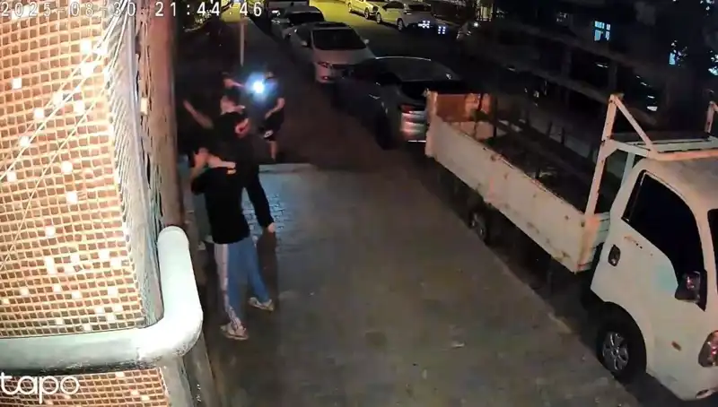 Saldırganların Cinsiyet Kimliği Krizi: "Abinin Selamı Var" Diyerek Etek Giydirip Darp Etti!
