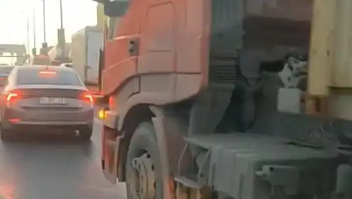 D-100 Karayolu’nda Yol Verme Kavgası: TIR'ı Üzerine Sürdü!