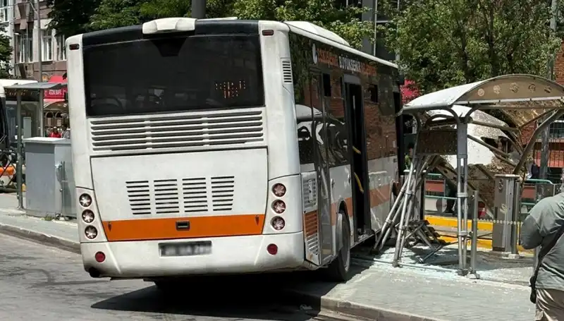 Belediye Otobüsü Tramvay Durağına Çarptı: Olayın Ayrıntıları ve Sonrası