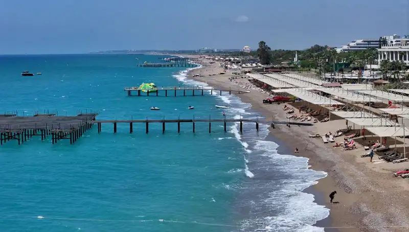 Antalya Sahillerinde Güneşli Havalar: Tatilcilerin Yeni Cenneti