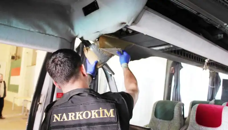 Sınırdan Geçen Otobüste Yakalanan 77 Kilo Uyuşturucu Olayı Gündemde!