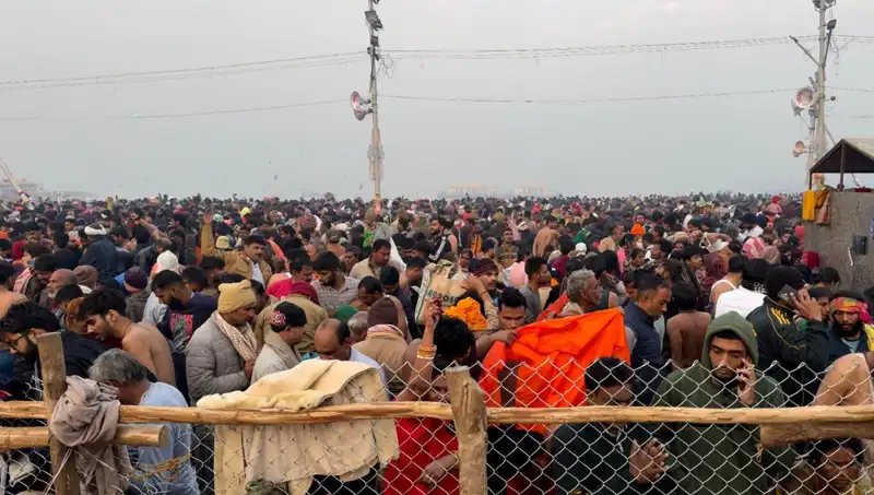 Hindistan'daki Dini Festivalde İzdiham: Kayıplar ve Acı Dolu Anlar