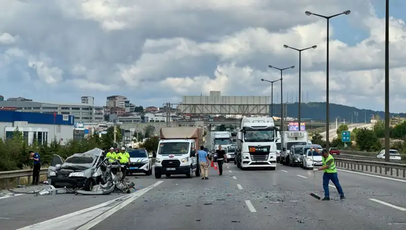 Otoyolda İki Araç Çarpıştı: Üç Kişi Araçta Sıkışarak Kurtarılmayı Bekliyor