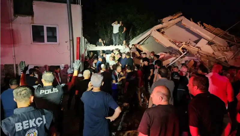 Balıkesir Sındırgı'daki Şok Edici Deprem: Can ve Mal Kaybı Yaşandı