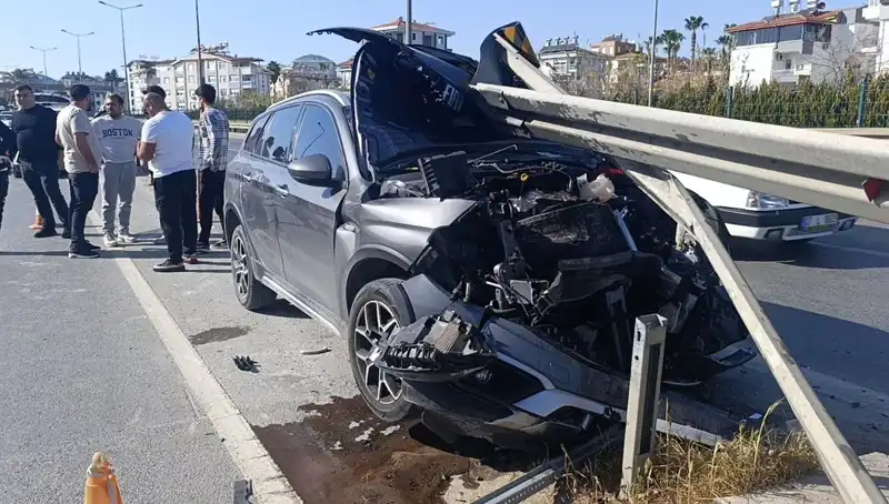 Kaza Anında Hayatta Kalma Mücadelesi: Bariyerlere Çarpan Araç