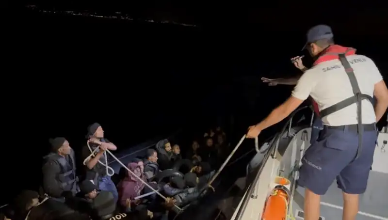 Çeşme'de Denizde Sürüklenen 42 Kaçak Göçmen Kurtarıldı: Dram Eşlik Etti!