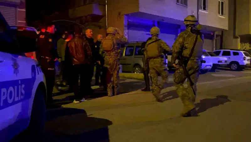Tüfekle Balkondan Ateş Açan Şahıs, Polisin Gelmesiyle Evinin Kapısını Kilitledi