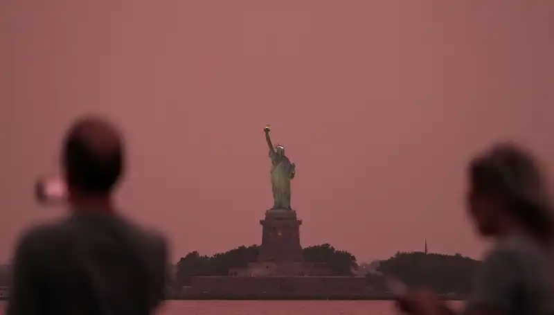 Kanada Yangınlarının Dumanı New York’u Sarıyor: Sağlık Tehlikesi Mi?