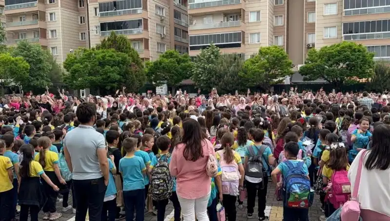 Öğrencilerden Anne Kalplerini Isıtan Duygusal Sürpriz