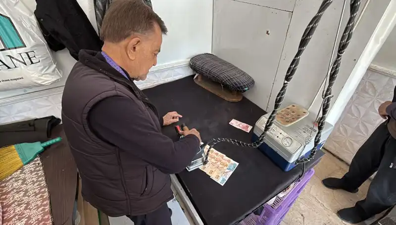 47 Yıldır Terzilik Yapan Ahmet'in Para Ütüleme Alışkanlığına Dikkat Çekiyor