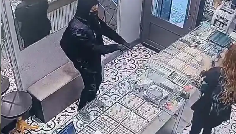 Soygun Girişimi Hüsranla Sonuçlandı: Polis Dolabın İçinde Saklanan Hırsızları Yakalandı!