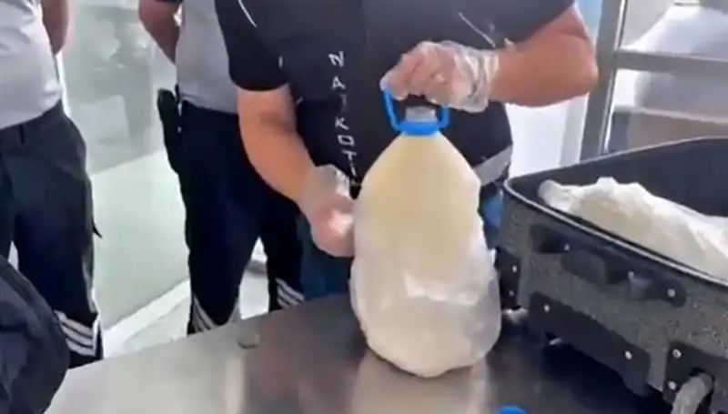 Havalimanında Şaşırtan Yasa dışı Yük: 12 Kilo 800 Gram Süt Şişesi İçinde Ele Geçirildi