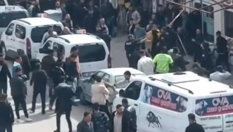 Erciş’te Taşlı Sopalı Kavga: Sokaklar Savaş Alanına Döndü!