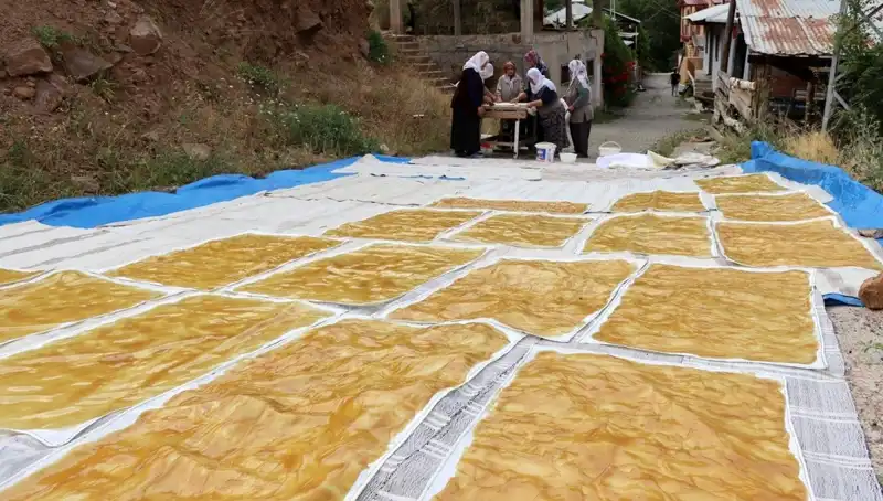 Kışın Sofralarını Süsleyecek: Dev Kazanlarda Odun Ateşiyle Hazırlanan Lezzetler
