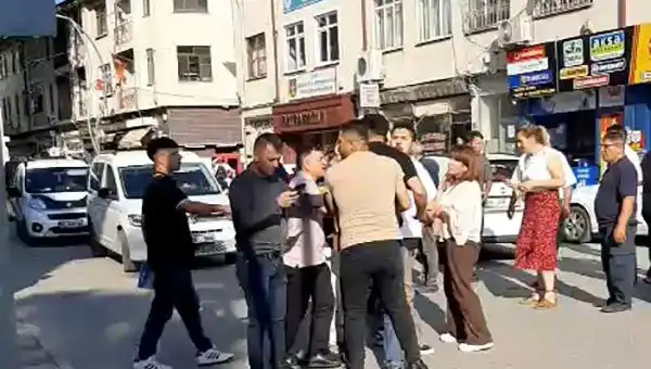 Trafikte Darp Edilen Gazinin Şok Edici Anları Kamera Kayıtlarında