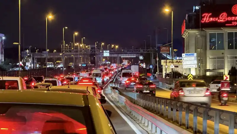 Yenibosna Metrobüs Yaya Üst Geçidinde Heyecan Verici Yenilikler Başlıyor!