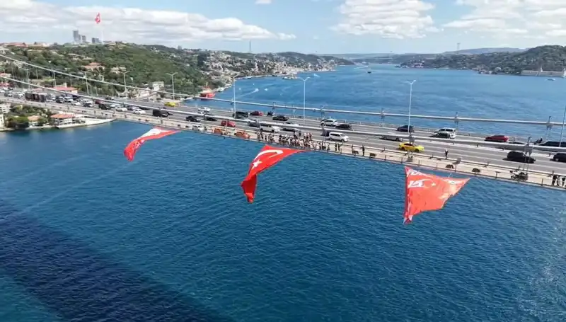 ** Dev Türk Bayrağı Köprünün Zirvesine Asıldı: Göğsümüz Kabardı!**