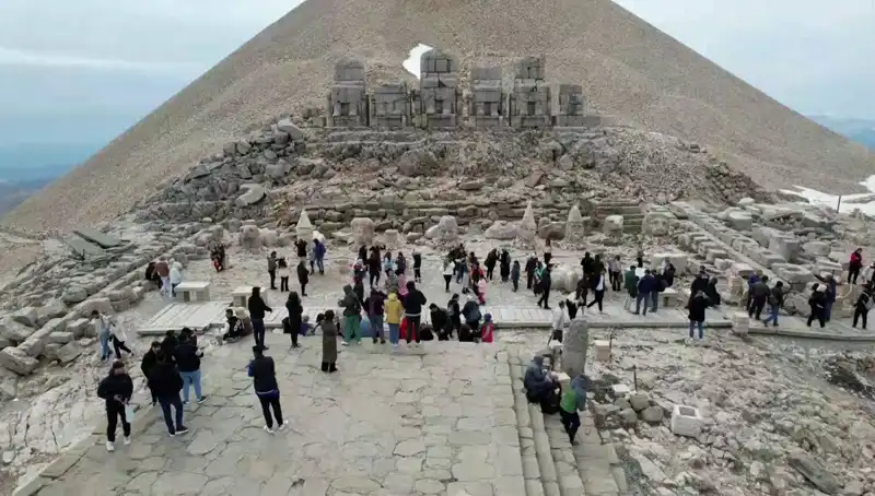 Bayram Tatilinde Nemrut Dağı'nda Yoğun Ziyaretçi Akışı