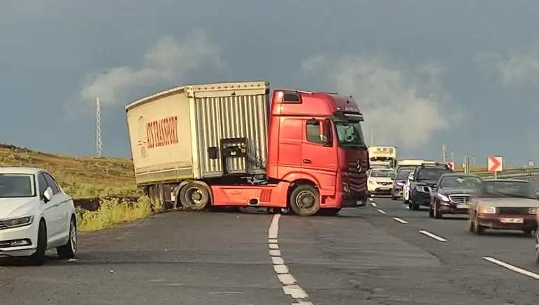 TIR Kaydı Sorunu Yol Kapattı: Uzun Araç Kuyrukları Baş Gösterdi