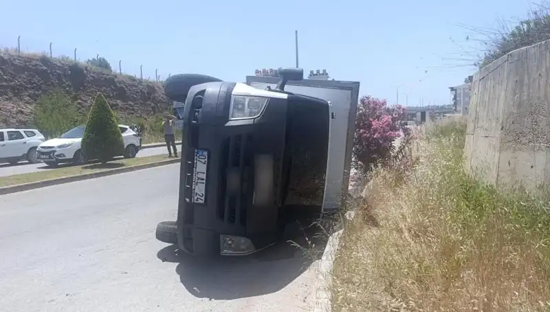 Hafif Ticari Araç, Kamyoneti Devirerek Kazaya Sebep Oldu!