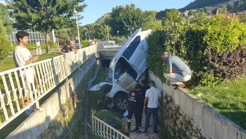 Muğla’da Direksiyon Kırarken Kazaya Karışan Sürücünün Dramı