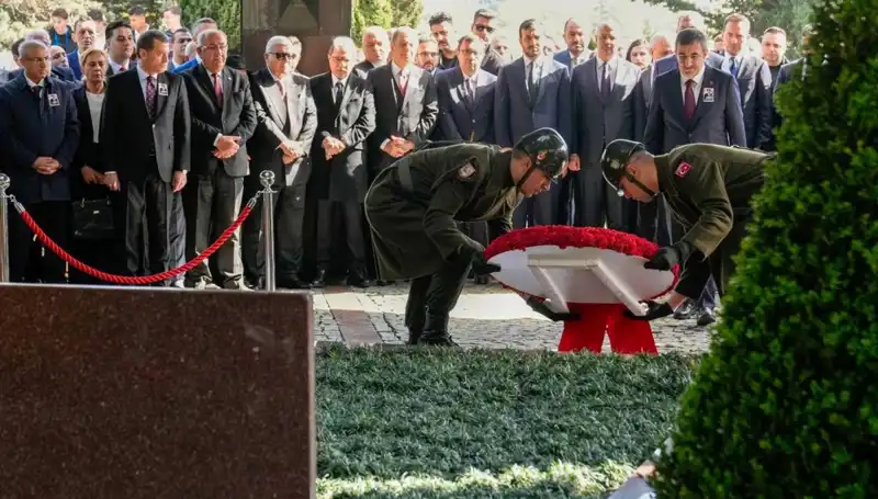 Turgut Özal: 8. Cumhurbaşkanı'nın Anısına Duygusal Bir Anma Töreni