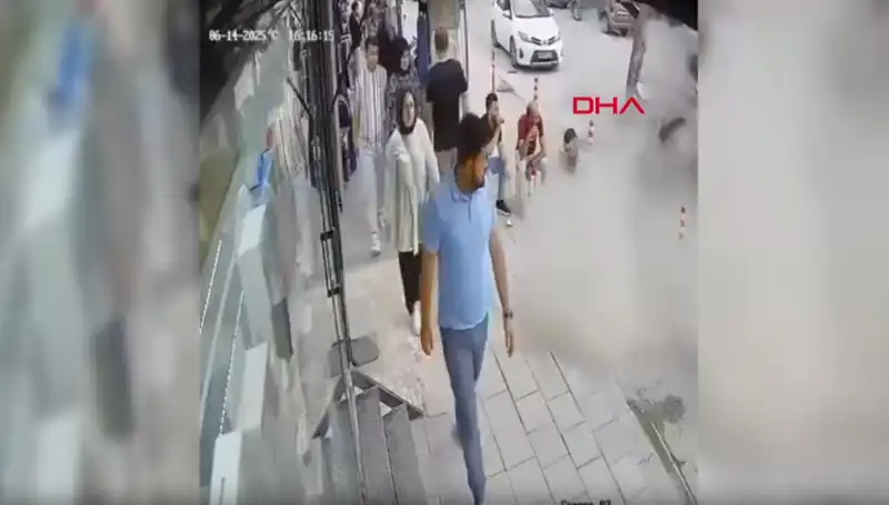TIR Pastiği Patladı, Şaşkın Vatandaşlar Yerinden Zıpladı!
