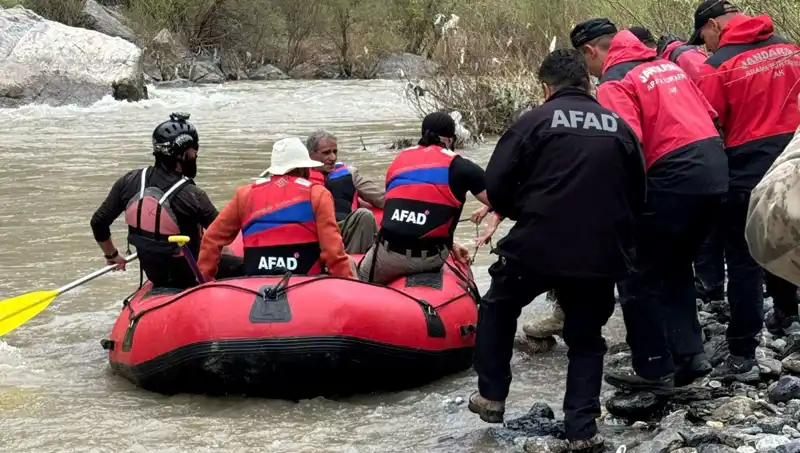 Zap Suyunun Kenarında Mahsur Kalan 4 Kişi Kurtarıldı: Dram ve Kahramanlık Bir Arada