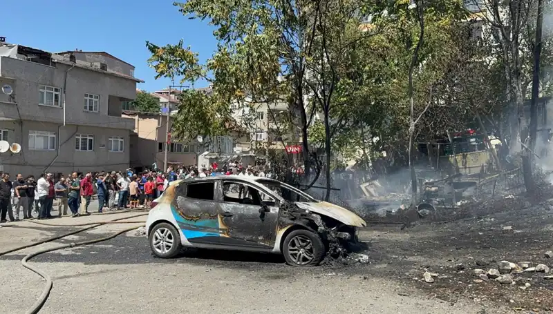 Gecekonduda Patlayan Yangın, Araçta Büyük Hasara Neden Oldu