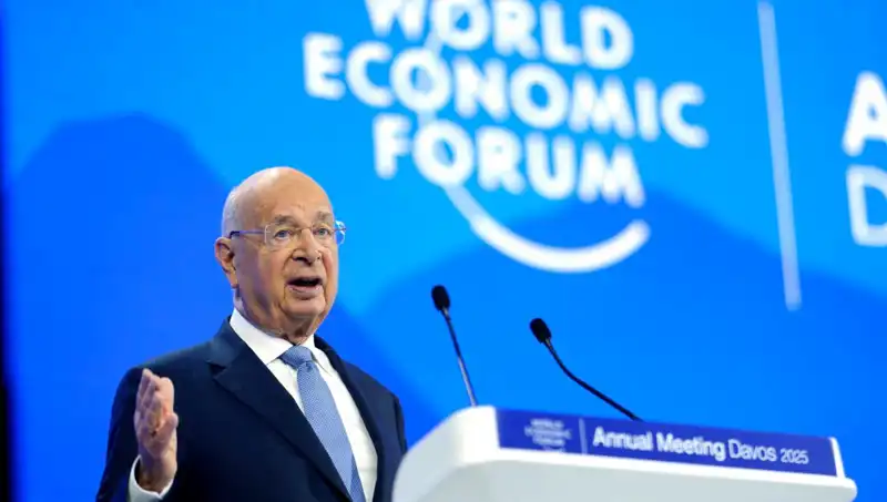 Klaus Schwab, Davos Zirvesi’nin Belirleyici İsimlerinden Biri Olarak İstifa Etti