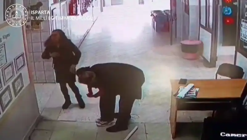 Bir Öğretmenin Kahramanlığı: Heimlich Manevrası ile Hayat Kurtaran An
