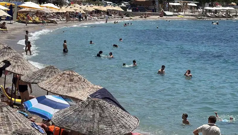 Yükselen Hava Sıcaklığı 36 Dereceye Ulaştı: Plajlar Dolu, Serinlemek İçin Koşanlar Arttı