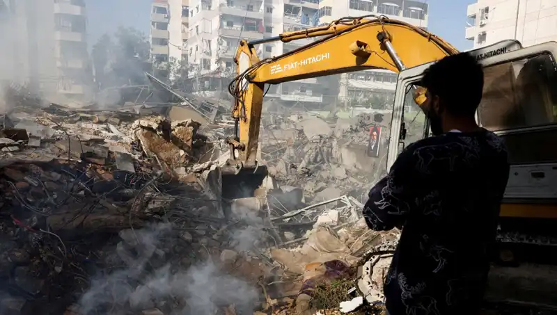 İsrail'in Lübnan Saldırısı: İş Makinesine Fırlatılan Bombalar İki Can Aldı
