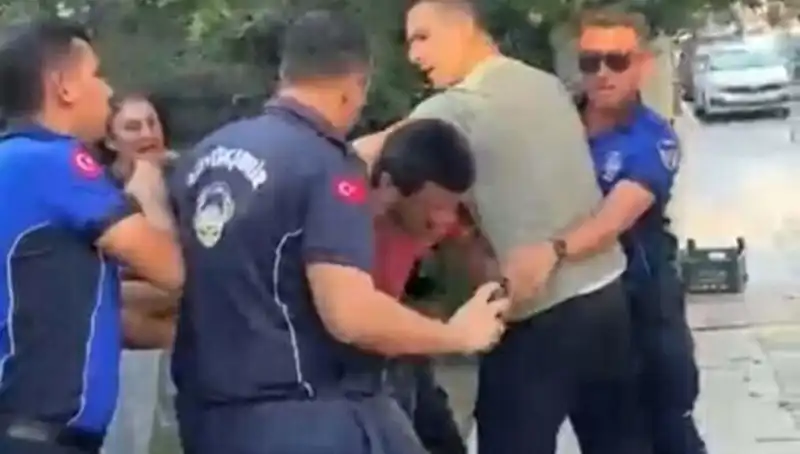 Sokakta Seyyar Satıcıya Zabıta Tarafından Sert Müdahale: Dayak İddiası